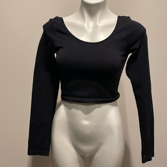 None Tops - Scoop-Neck Long Sleeve Crop Top – Black – sz M